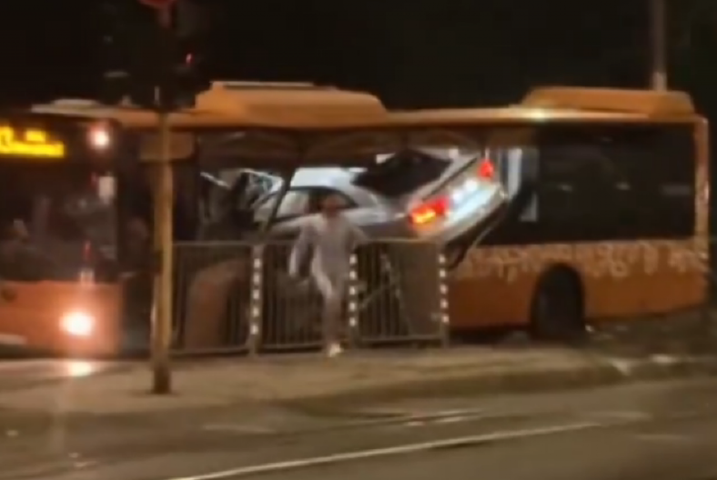 TEŠKA SAOBRAĆAJNA NESREĆA Automobil uleteo u autobus, ima mrtvih (VIDEO)