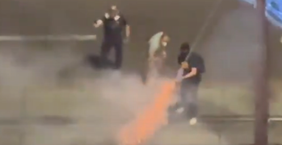 BLOKADERI POKUŠALI DA UBIJU POLICAJCA! Jezive scene u Beogradu (VIDEO)