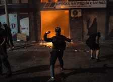 POGLEDAJTE KAKO BLOKADERI PALE STAMBENU ZGRADU Sutra će da spaljuju i žive ljude? (VIDEO)