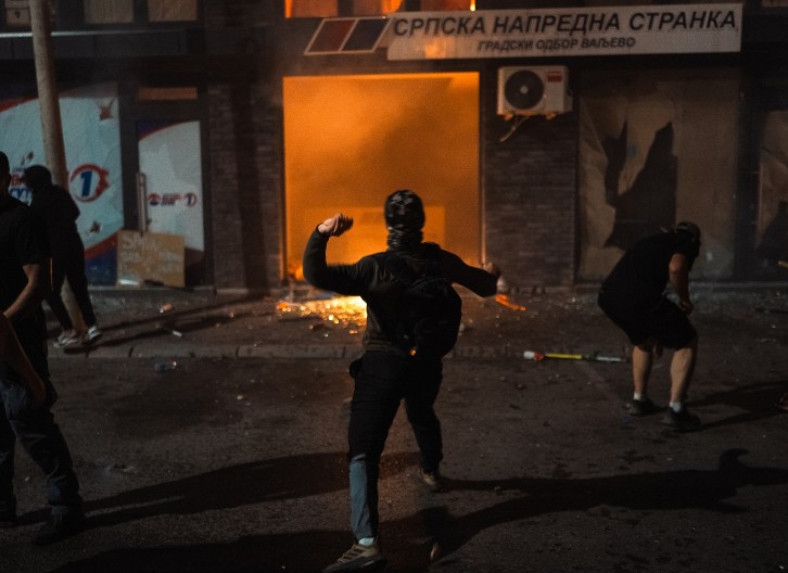 POGLEDAJTE KAKO BLOKADERI PALE STAMBENU ZGRADU Sutra će da spaljuju i žive ljude? (VIDEO)