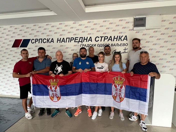 OBNAVLJAJU ONO ŠTO JE NJIHOVO Aktivisti SNS-a popravljaju uništene prostorije u Valjevu (FOTO)