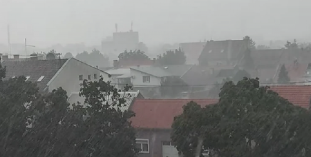 NEVREME "POTUKLO" KOMŠIJE Poplavljena dvorišta, bije grad kao pomahnitao! (VIDEO)