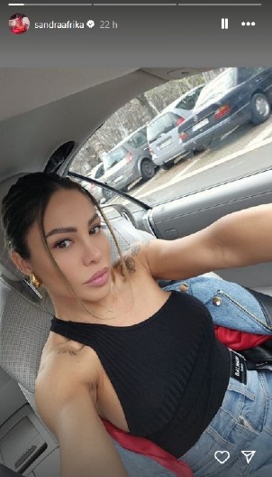 ŠOK STAJLING SANDRE AFRIKE NA NASTUPU! Stegla grudi kaiševima, publika u neverici (FOTO)