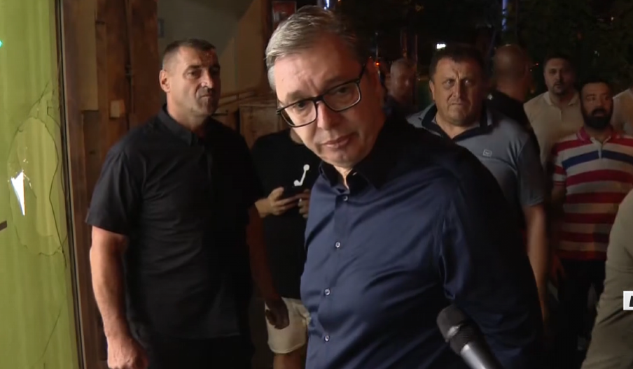 "BEŽE, TREBA BOLTA DA ZOVEMO DA IH STIGNE" Blokaderi razbijali, palili, pa se razbežali... Vučić se oglasio ispred demoliranih prostorija