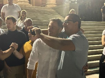 MINISTRI SA NARODOM ISPRED SKUPŠTINE SRBIJE Mali, Selaković, Mesarović i ostali sa građanima