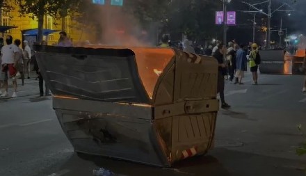 TERORISTI PALE I LOME Blokaderi uništavaju ulice Beograda (VIDEO)