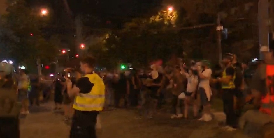 KO JE BLOKADERKA KOJA JE UNIŠTAVALA PROSTORIJE SNS: Obožava Albaniju i Hrvatsku, a lomi po Srbiji (FOTO)