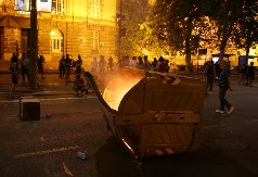 TERORISTI ZAPALILI KONTEJNER I IZBACILI GA NA PUT! "Spakovati gospođu na dve godine robije po članu 212. Krivičnog zakonika"