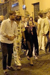 MADONA POPUT BAKICE JEDVA HODA PORED SVOG 38 GODINA MLAĐEG DEČKA  Prizori kraljice popa šokirali javnost