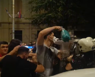 LUDILO ZGUBIDANA SE NASTAVLJA, OKUPLJAJU SE ZBOG UHAPŠENOG BLOKADARA Pogledajte šta je sve radio policajcima i čime ih prska! Grozno (VIDEO)