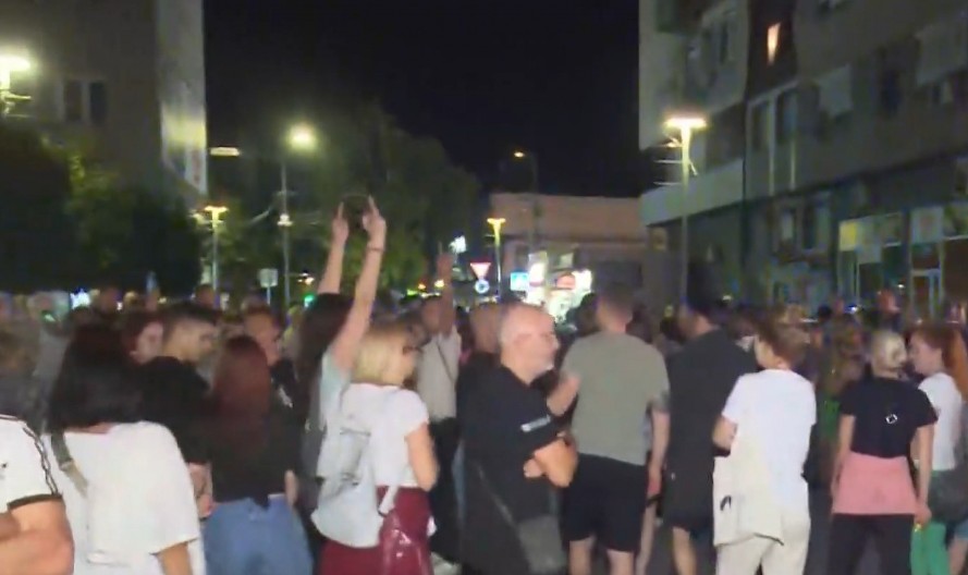 BLOKADERI ZGUBIDANI SE PONOVO OKUPILI Odmah su krenuli sa prostačkim panašanjem! Vređali građane, provocirali policiju... (FOTO)