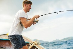 POSLE DUGE BORBE USPEO JE DA IZVUČE RIBU NA OBALU  Šokirao se kada je ugledao zastrašujućeg predatora sa zubima poput ajkulinih