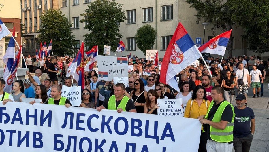 GRAĐANI LESKOVCA ŽELE NORMALNO DA ŽIVE: Veliki broj ljudi na skupu protiv blokada (FOTO)