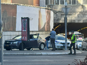 IZVEO PSA U ŠETNJU PA NA NJIH NALETEO AUTO  Nezgoda se dogodila na trotoaru i nakon što je oborio pešaka, vozač je nastavio da se kreće