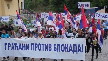 BLOKADERI SVOJE FRUSTRACIJE LEČE NA ULICI, DOSTA NAM JE TOGA Veliki skup građana u Lučanima koji poručuju - ne damo našu lepu Srbiju! (FOTO)