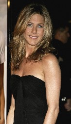 FRIZURA KOJA BRIŠE GODINE Dženifer Aniston otkrila tajnu mladolikog izgleda – C-cut vlada 2025