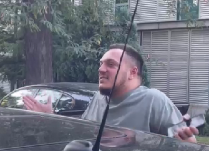 "NIŠTA ME NE INTERESUJE!" Gastoz napravio karambol ispred zgrade Pinka, došao kod Mitrovića iz jednog razloga, Anđela pobegla od sramote