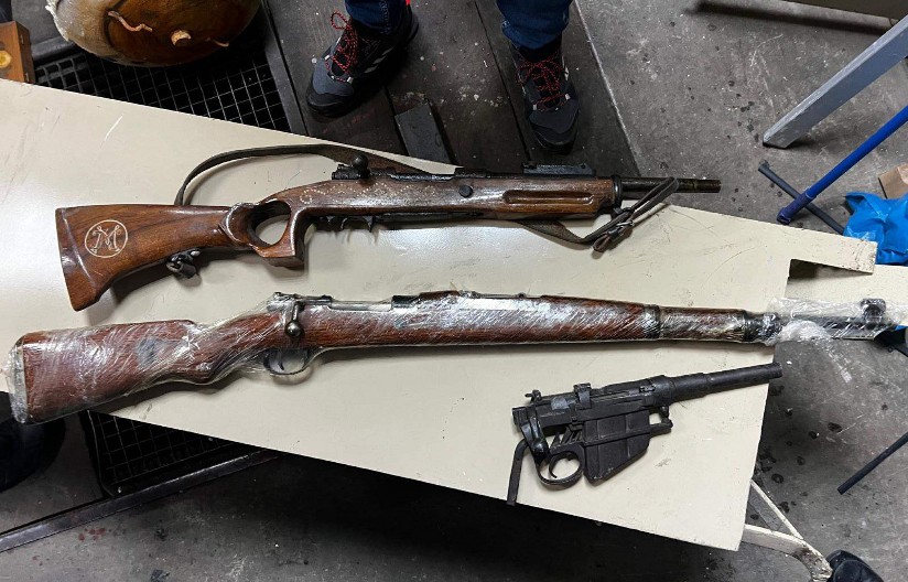 ARSENAL ORUŽJA PRONAĐEN U KUĆI KOD PANČEVA Evo šta je sve naoružani muškarac imao u posedu