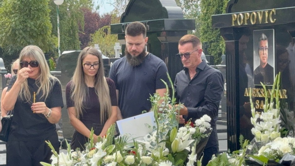 SA SUZANOM RIDALA NA SAHRANI, A DANAS NIJE DOŠLA NA POMEN POPOVIĆU Niko je na groblju nije video od marta, kad je Saša ispraćen