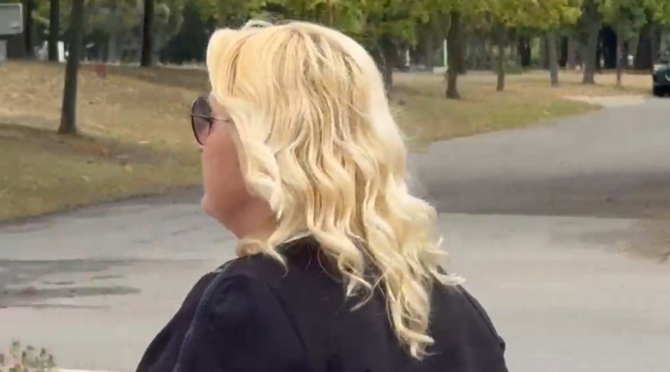 NEPRIJATNA SCENA NA POMENU SAŠI Snežana Đurišić i njen partner Vanja ponovo u centru pažnje, šta im se desilo da ovako reaguju? (VIDEO)