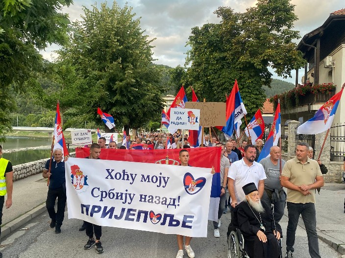 VLADIKA FILARET NA ČELU KOLONE SA SVOJIM NARODOM! Prijepolje zajednički protiv nasilja i blokada! (FOTO)