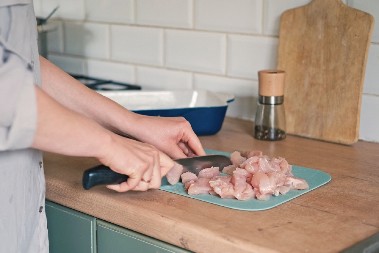 NIKADA VIŠE NEĆE BITI SUVA, TOPI SE POD VILJUŠKOM Evo kako da pripremite najsočniju piletinu, sa ovim nema greške