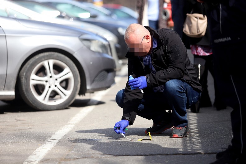 DETALJI JEZIVOG NAPADA U NASELJU MEDAKOVIĆ  Prišao čoveku koji je prodavao na tezgi i počeo da ga ubada nožem, sada je UHAPŠEN