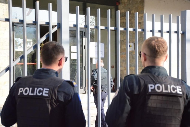 KURTIJEVCI SRPSKIM ŽENAMA OTELI ZASTAVU, POCEPALI I BACILI U KONTEJNER Teror na Kosmetu se nastavlja: "Izbacili su nam i garderobu"