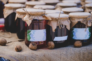 SVAKA SRPSKA DOMAĆICA MORA OVO DA ZNA Zaboravite na ribanje i na hemikalije, ovi trikovi uklanjaju nalepnice na teglama za sekund!