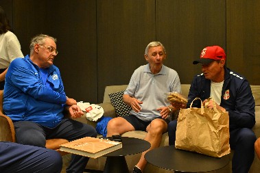 HIT SUSRET U RIGI Piksi obradovao Pešića orasnicama, pitom sa višnjama i njegovim omiljenim osvežavajućim pićem (FOTO)