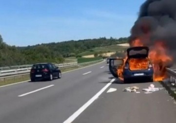 JEZIV UDES U STAROJ PAZOVI Auto sleteo s puta pa se zapalio, povređeni prevezeni na reanimaciju
