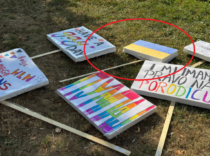 BLOKADERI IZNELI UKRAJINSKU ZASTAVU Poruke protiv Rusije na transparentima na prvom blokaderskom prajdu