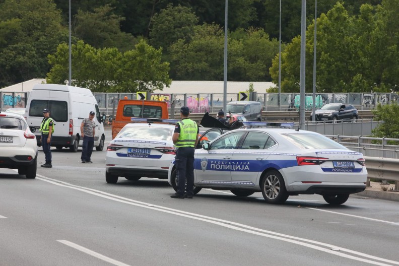 TEŽAK LANČANI SUDAR U VIŠNJIČKOJ ULICI! IMA POVREĐENIH Stvorile se ogromne gužve