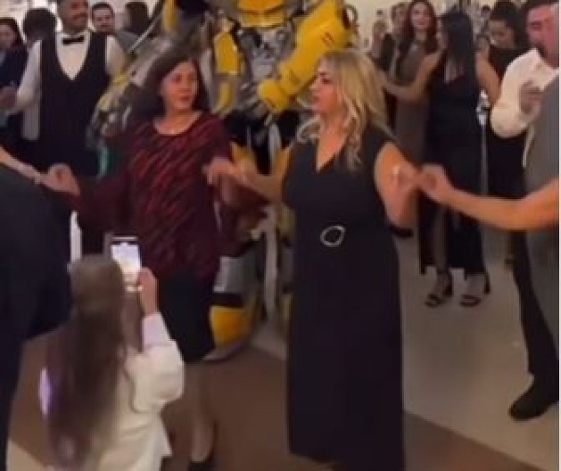 DANAS MAJKO ŽENIŠ... Snimak sa srpske svadbe ostavio ljude bez reči, svi su gledali u prizor iza žene u crnoj haljini