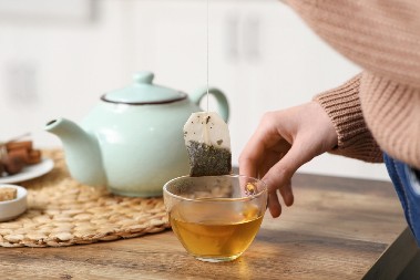 TRI ČAJA KOJA SMANJUJU JUTARNJU NADUTOST Nutricionisti otkrivaju šta piti odmah nakon buđenja