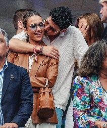 MILJENICA SRBA POTVRDILA VEZU SA 12 GODINA MLAĐIM GLUMCEM!  Pred svima na tribinama razmenjivala vrele dodire sa crnokosim frajerom!