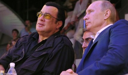 STIVEN SIGAL STIGAO U SRBIJU, PA SE ODMAH SASTAO SA OVIM MOĆNICIMA Fotografija izašla u javnost, svi se pitaju samo jedno