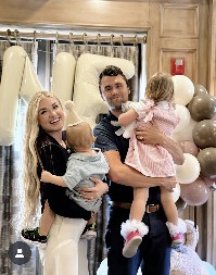 KO JE SUPRUGA UBIJENOG ČARLIJA KIRKA? Par sati pre njegovog ubistva objavila je poruku koja će vam slomiti srce!