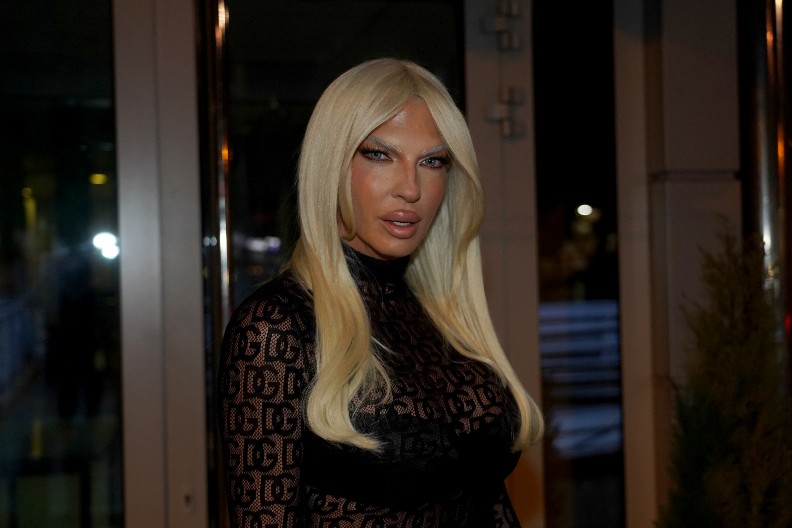 OBUKLA HALJINU KAO KARLEUŠA I IZAZVALA HAOS! Supruga našeg pevača iskopirala Jelenu, ovakva se pojavila na slavlju kod Saše Matića (FOTO)