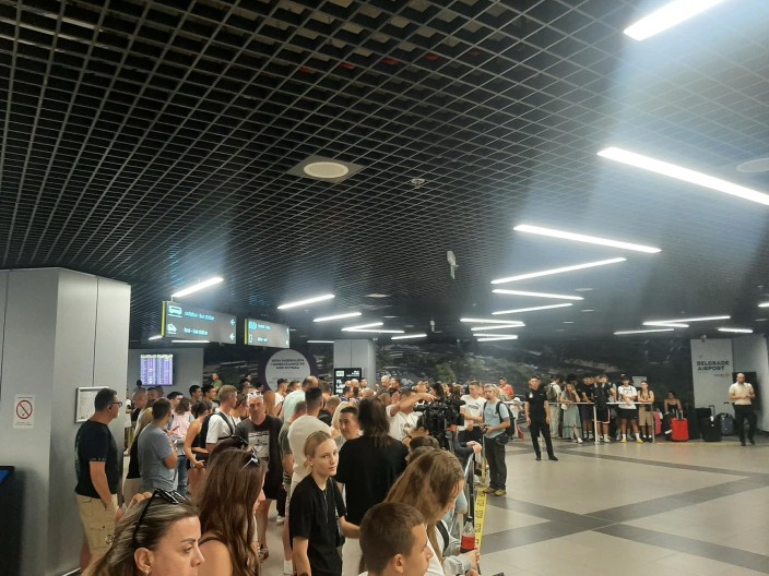 POZNATA PEVAČICA U INVALIDSKIM KOLICIMA SNIMLJENA NA AERODROMU Prizor zabrinuo javnost, 3 puta se lavovski borila sa opakom bolešću