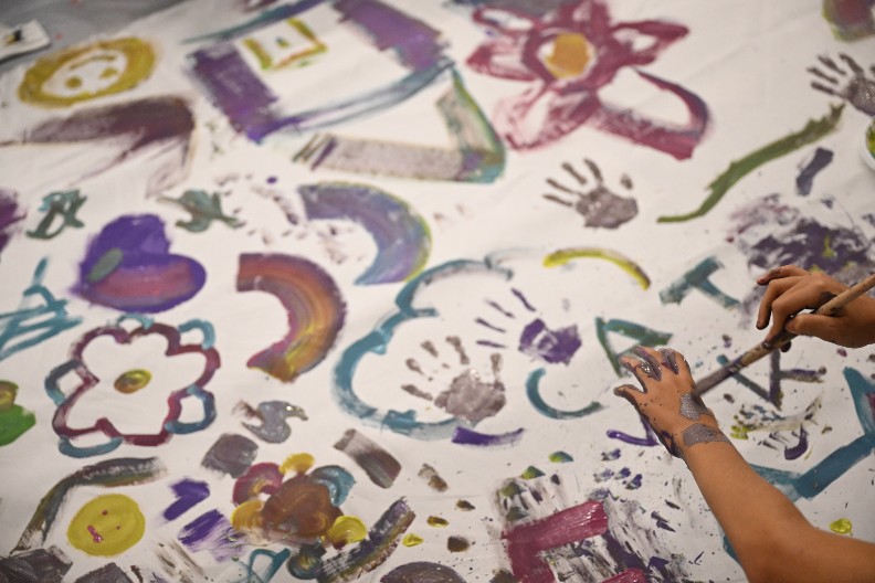 Mališani oslikali svoju zastavu u Ekspo 2027 Plejgraundu povodom Dana srpskog jedinstva, slobode i nacionalne zastave