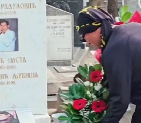 JECA NA GROBU MARINE TUCAKOVIĆ! Slomljen od bola otkrio: "Laća je bio kod mene u zatvoru 10 dana pred njenu smrt" (VIDEO)