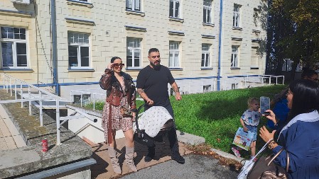 EVO KO BRINE O MALENOJ SRNI DOK SE DARKO I KAĆA OPORAVLJAJU NAKON UDESA Fotografija devojčice rastužila javnost: "Ne brini"