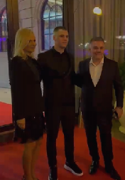 MOĆNIK SA ESTRADE PRVI PUT POKAZAO SUPRUGU Fatalna plavuša zasenila prisutne, ne eksponira se, a izgleda kao diva (VIDEO)