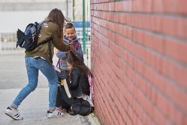 DEVOJČICA (17) NOŽEM NAPALA MLAĐU OD SEBE (15) "Htela je da mi ubije dete"