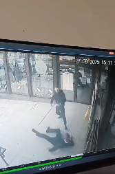 UŽAS NA ŽABLJAKU Manijaci mlatili ljude ispred marketa, pa izazvali saobraćajku!