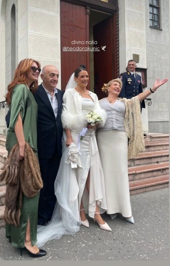 ON U UNIFORMI, ONA U BAJKOVITOJ VENČANICI Ovo je 23 godine stariji muškarac za koga se udala Suzanina ćerka, ime konačno otkriveno