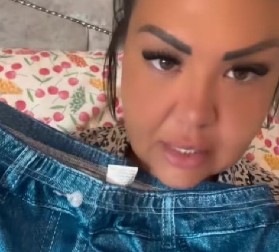 ŽENA NARUČILA FARMERKE, A DOBILA KATASTROFU Zbog onog što je odštampano joj se smeje internet! (VIDEO)