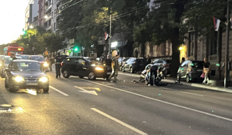 VOZILO N1 UDARILO POLICAJCA NA MOTORU KOD RTS-A Jezive scene, on leži na podu, okolo srča (VIDEO)