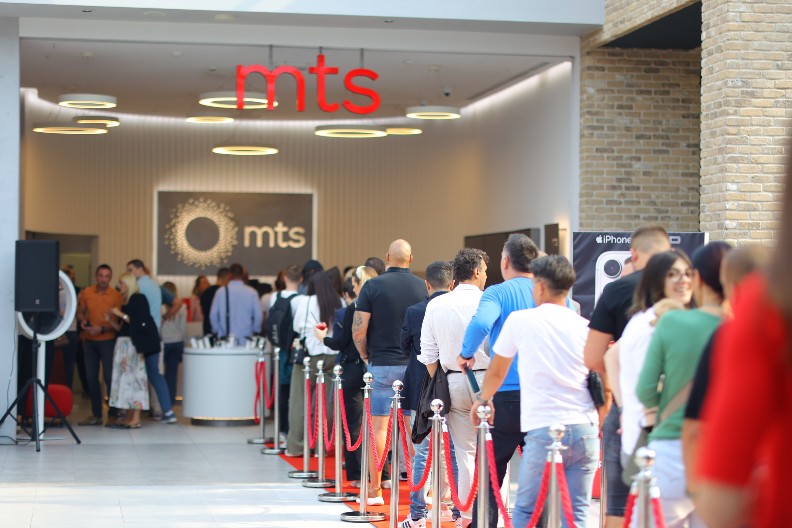 START PRODAJE NOVIH iPhone UREĐAJA U SRBIJI ISTO KADA I U AMERICI Ljubitelji iPhone uređaja  u redovima čekali otvaranje mts poslovnice